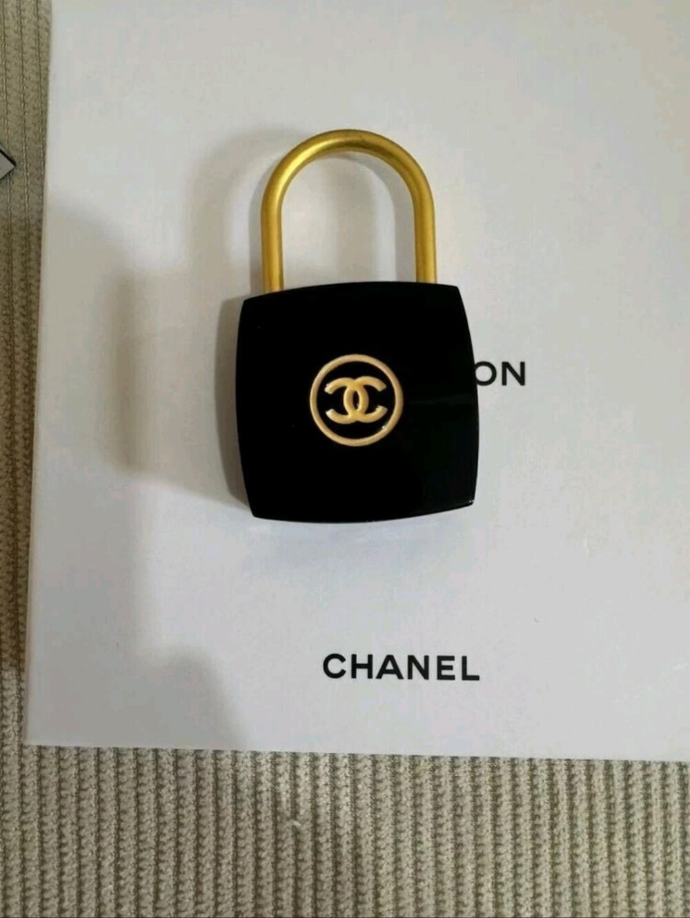 Last One Chanel Beauté VIP Black & White Padlock Bag Charm/Keychain Set NIB - Picture 4 of 9